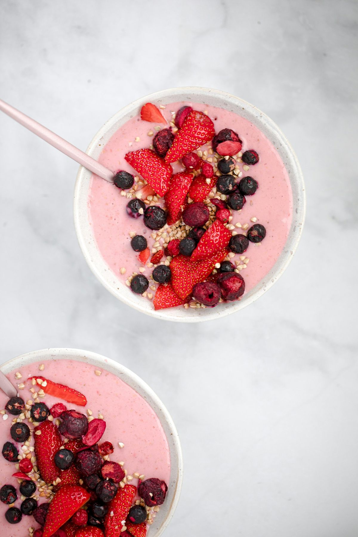 Yoghurt med bær og frø