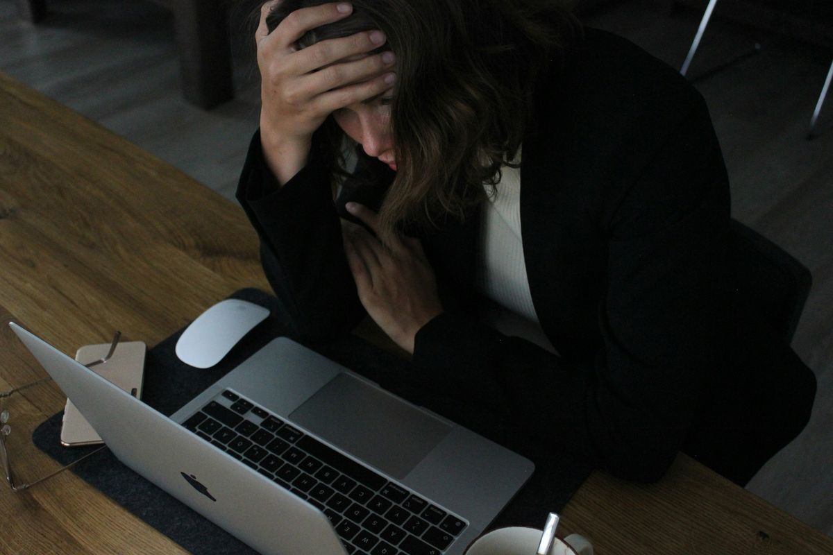 Stresset person ved arbeidet