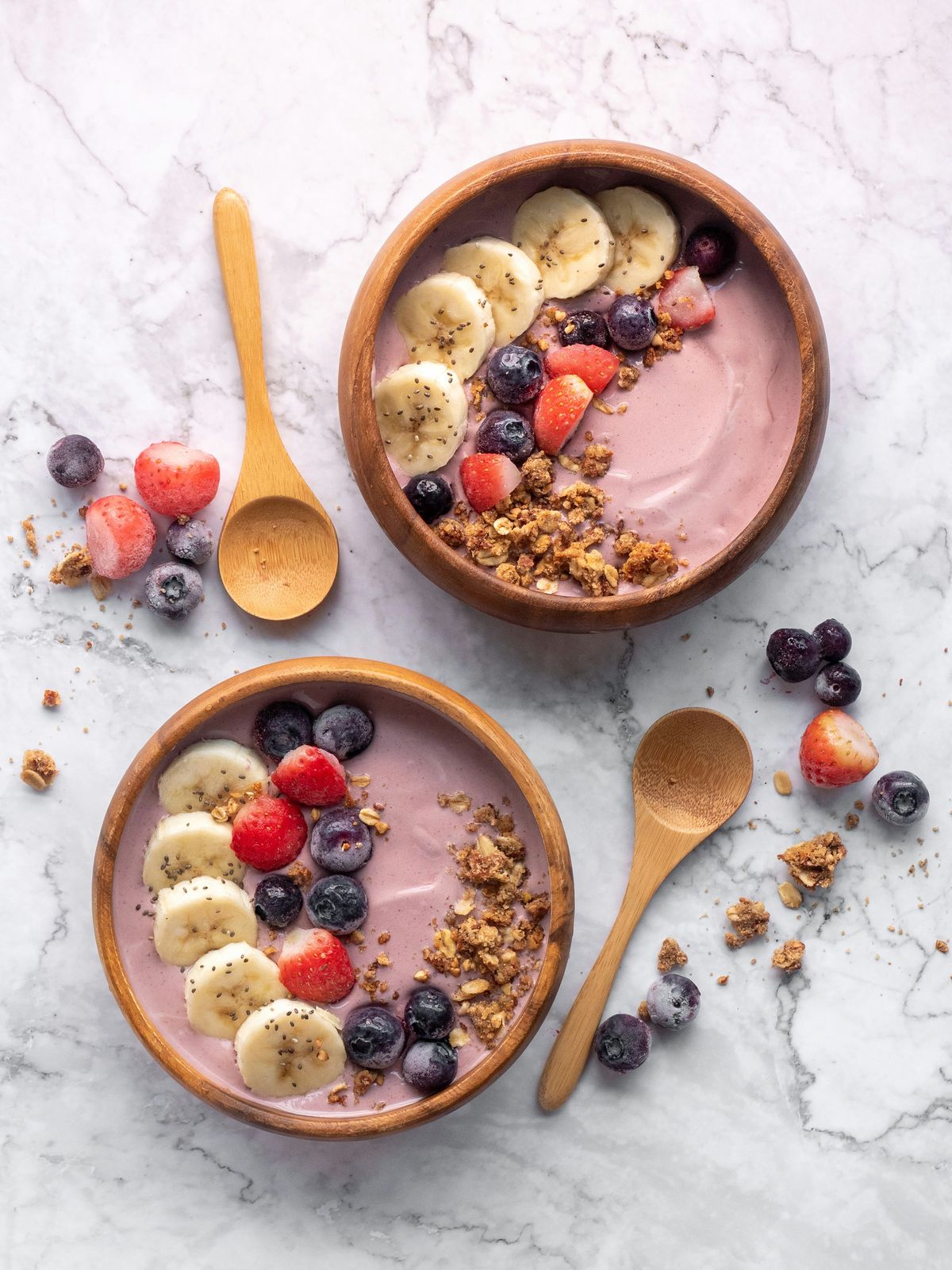 Smoothie og myk mat i en skal pa lyst bord
