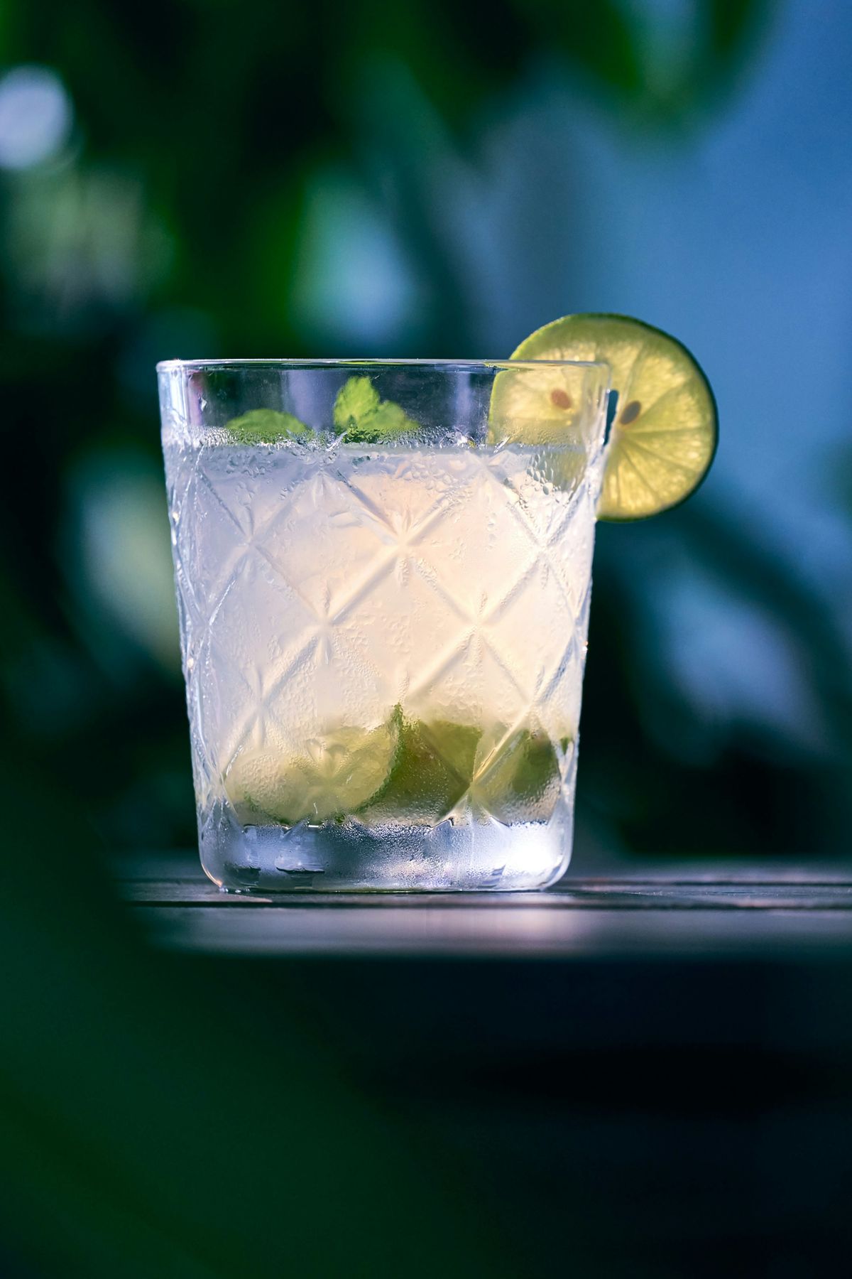 Iskaldt glass med vann og isbiter