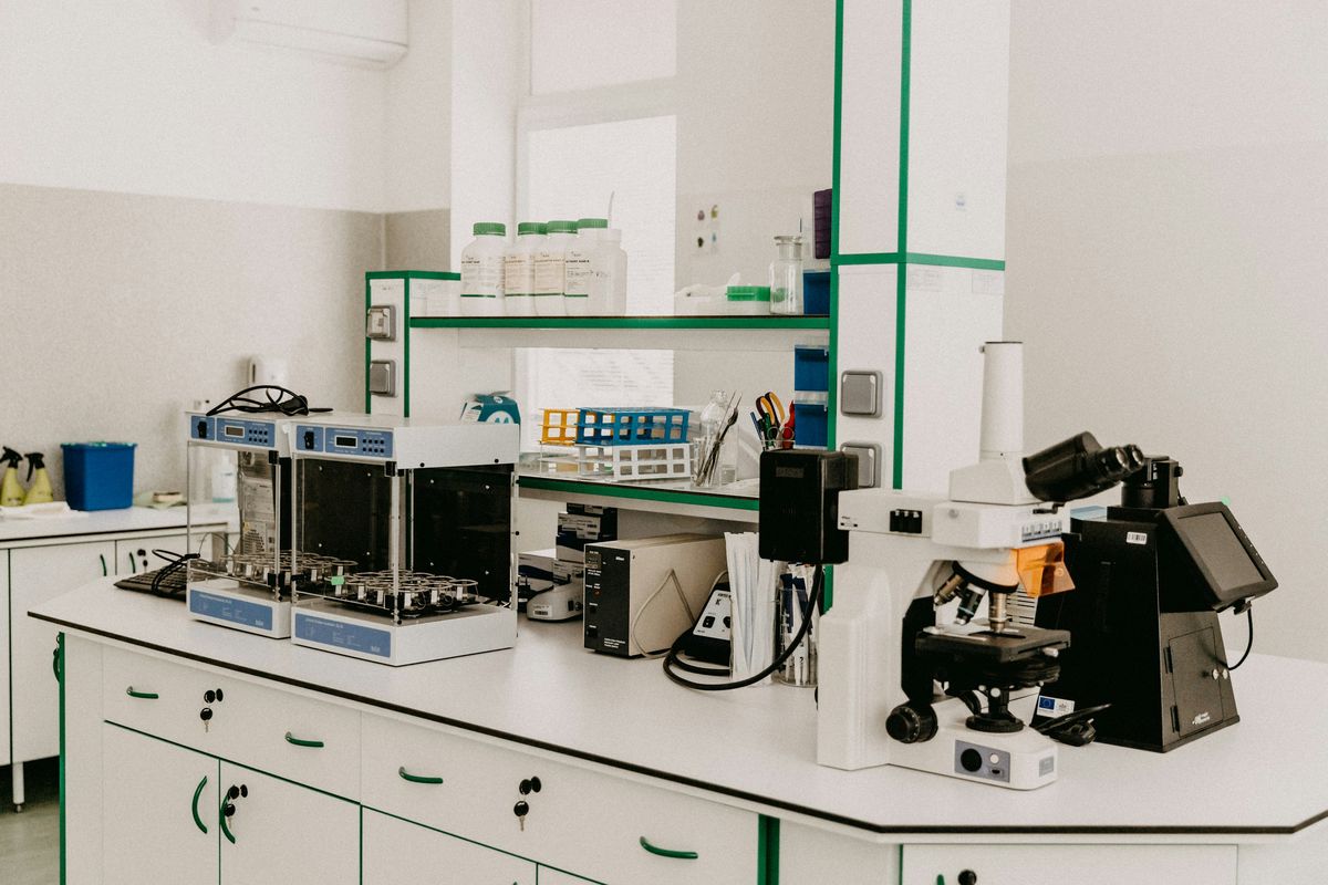 Mikroskop og prove i laboratorium