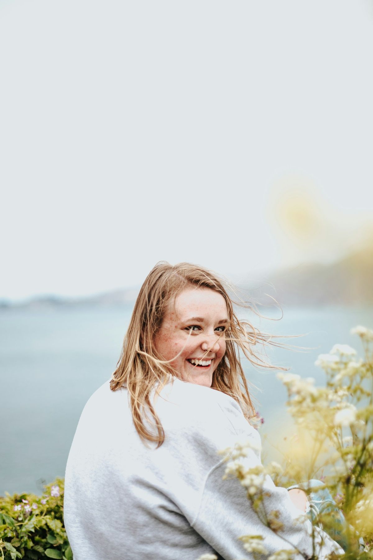 Kvinne som nyter sollys utendors