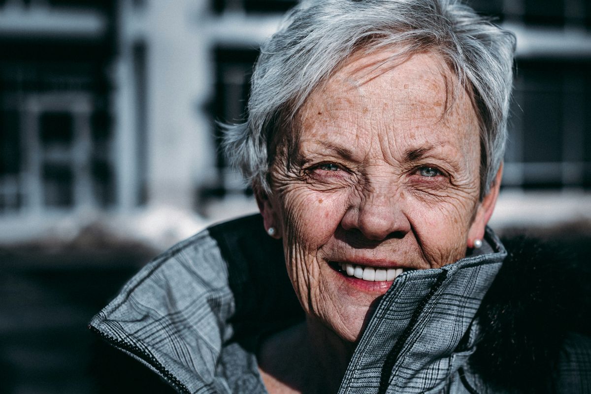 Smilende eldre person