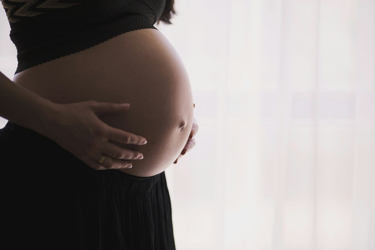Gravid mage i rolig lys