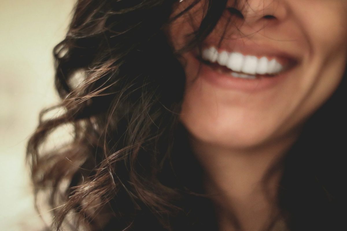 Person som smiler i naturlig lys