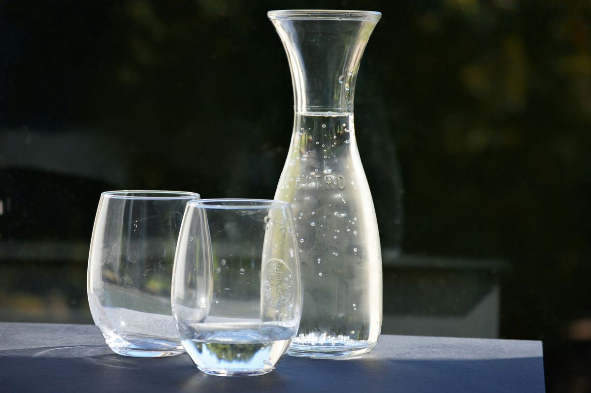 To glass vann på et bord