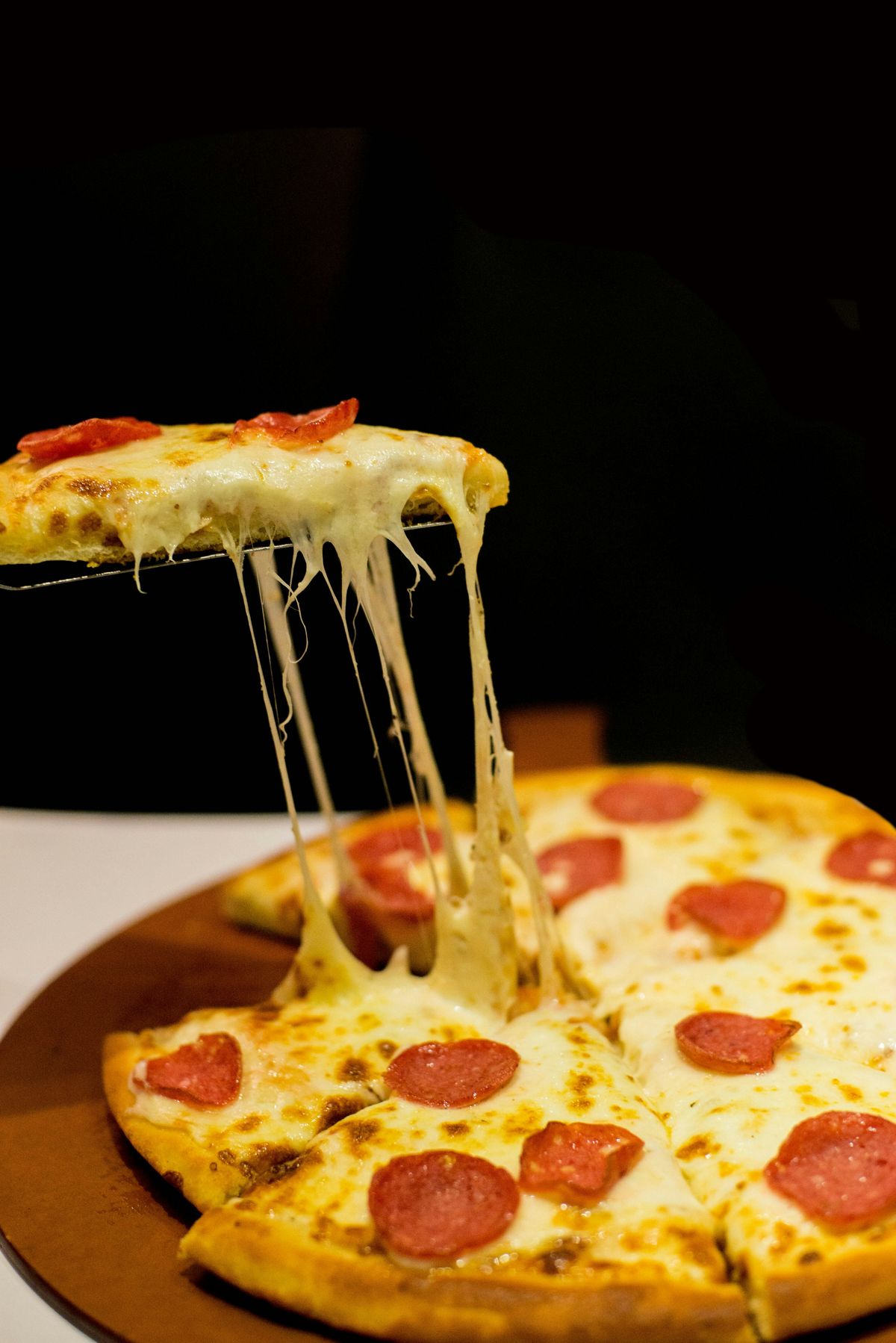 Nystekt varm pizza pa bord