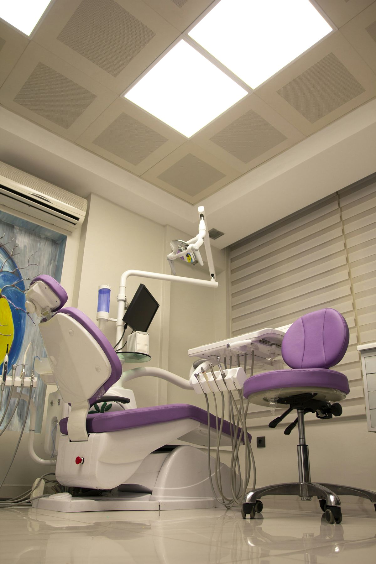 Tannlege med pasient pa klinikk